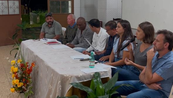 Pacífico Júnior e secretários se reúnem com moradores no distrito de Dores do Paraibuna